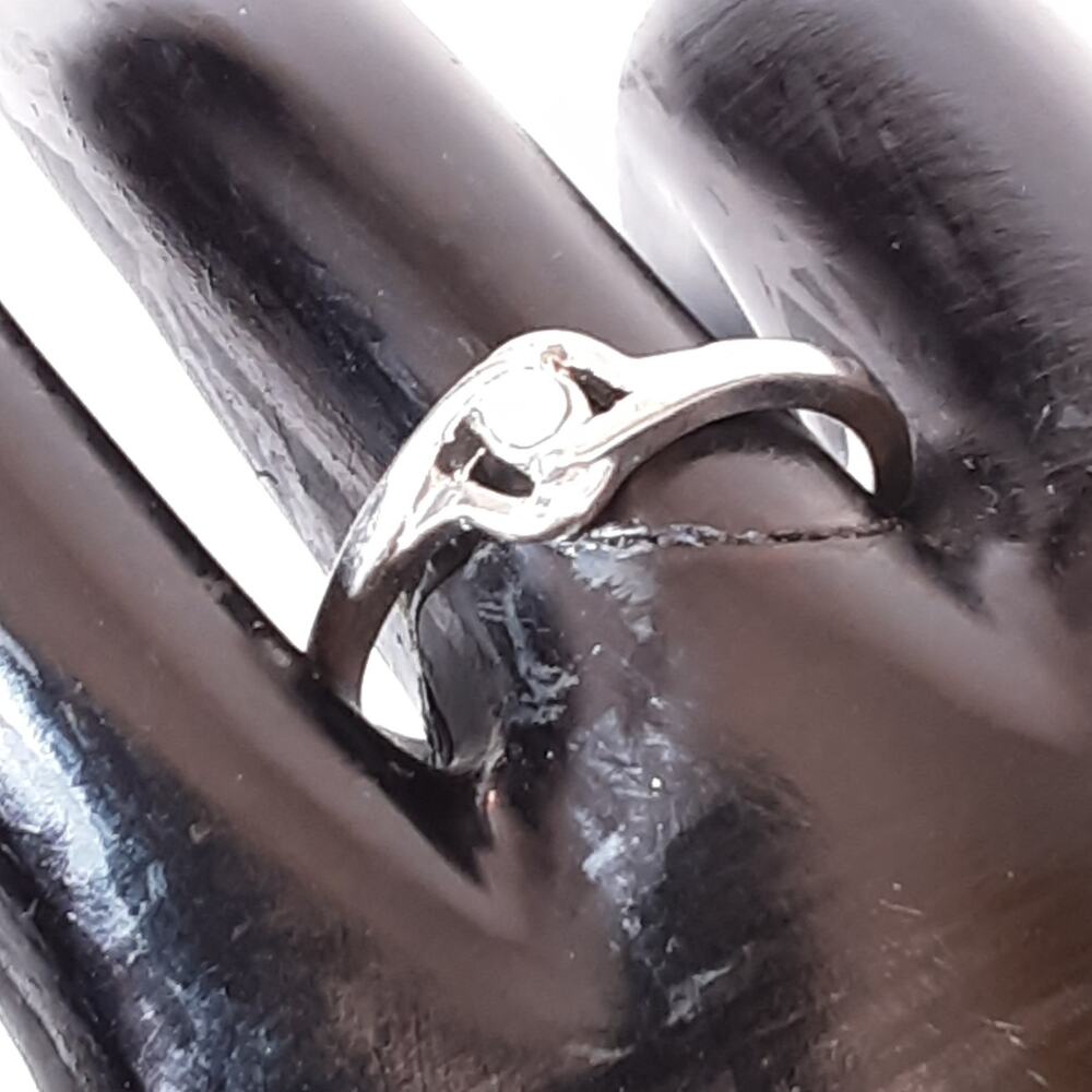 💎Slender Ring Silver Tone Metal Cradling Single Clear Stone